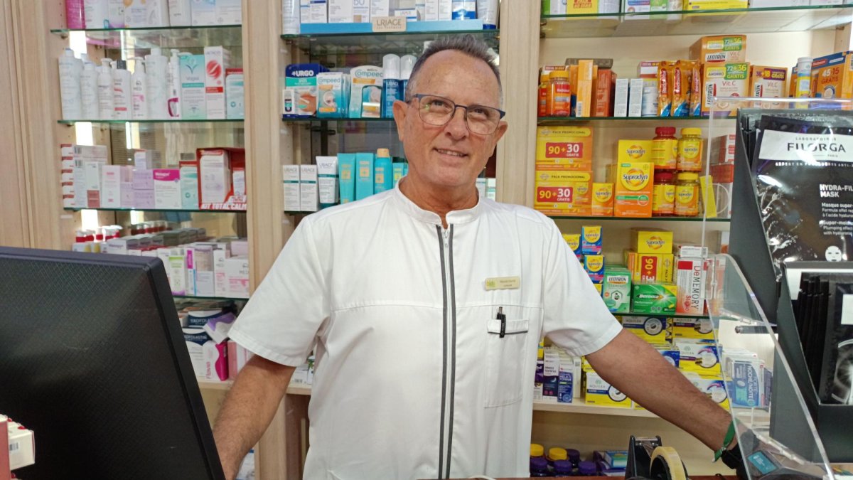 Manuel García Padilla atendió a LA VOZ y Cadena SER en la Farmacia Sonia Vargas, en Ciudad Jardín.