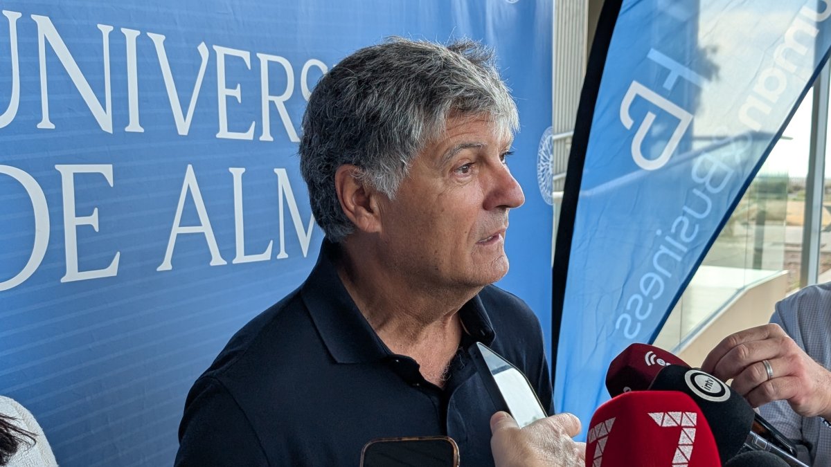 Toni Nadal atiende a los medios.