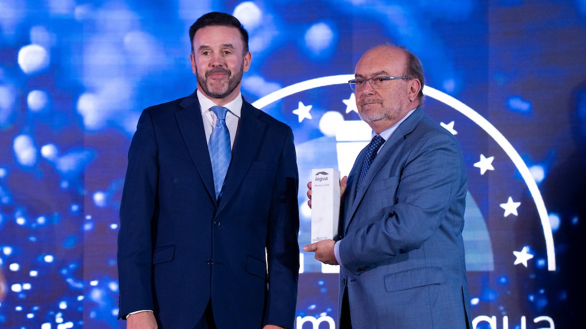 Lucas Diaz, director España de Aqualia (d) recoge el premio de manos de Alejandro Maceira, socio de iAgua.
