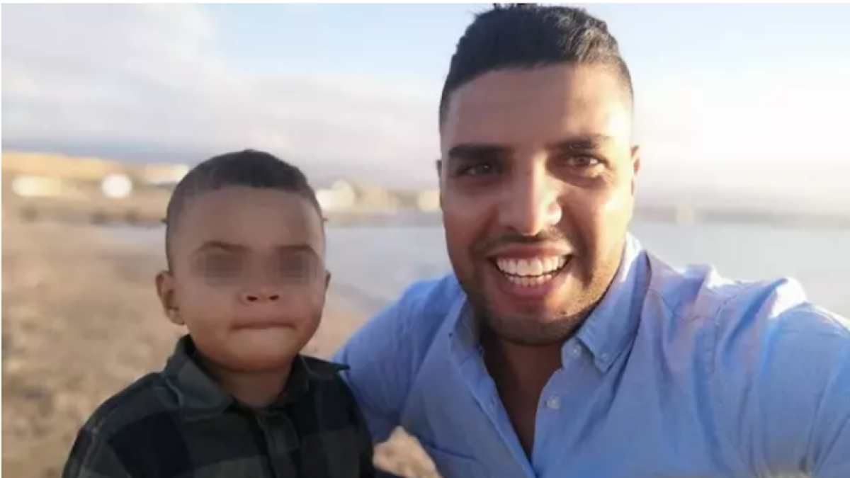 El Houcine Nmeg con su hijo en una playa de Almería.