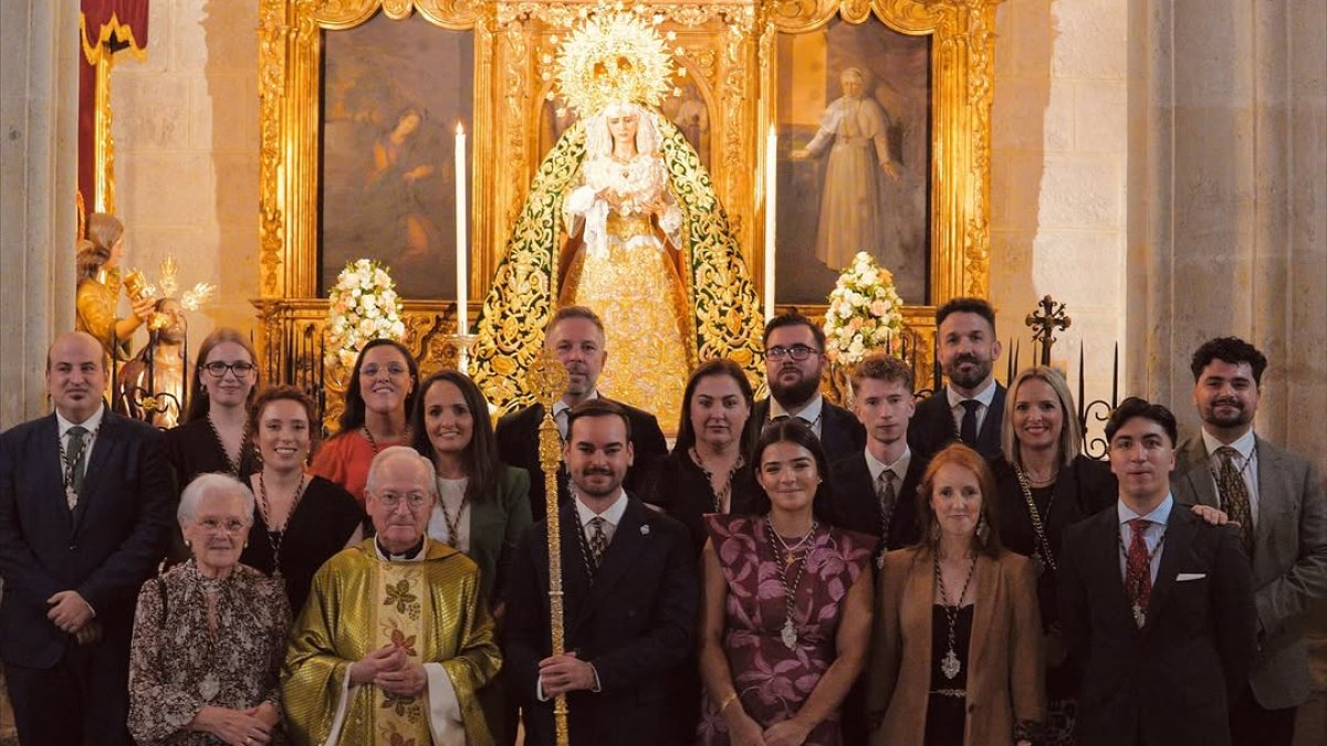 Nueva junta de gobierno de los Estudiantes, ante la Esperanza.