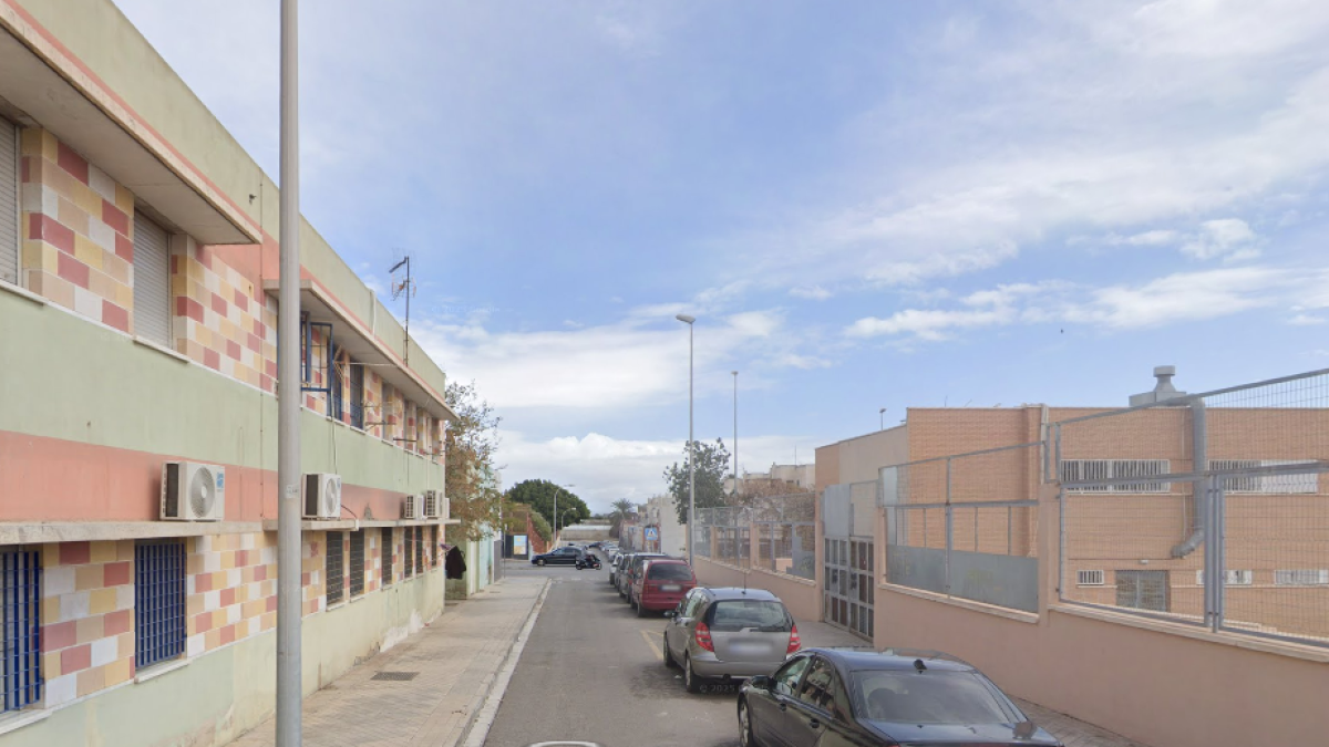 Calle Safo, en El Puche, donde fue hallado el varón apuñalado.