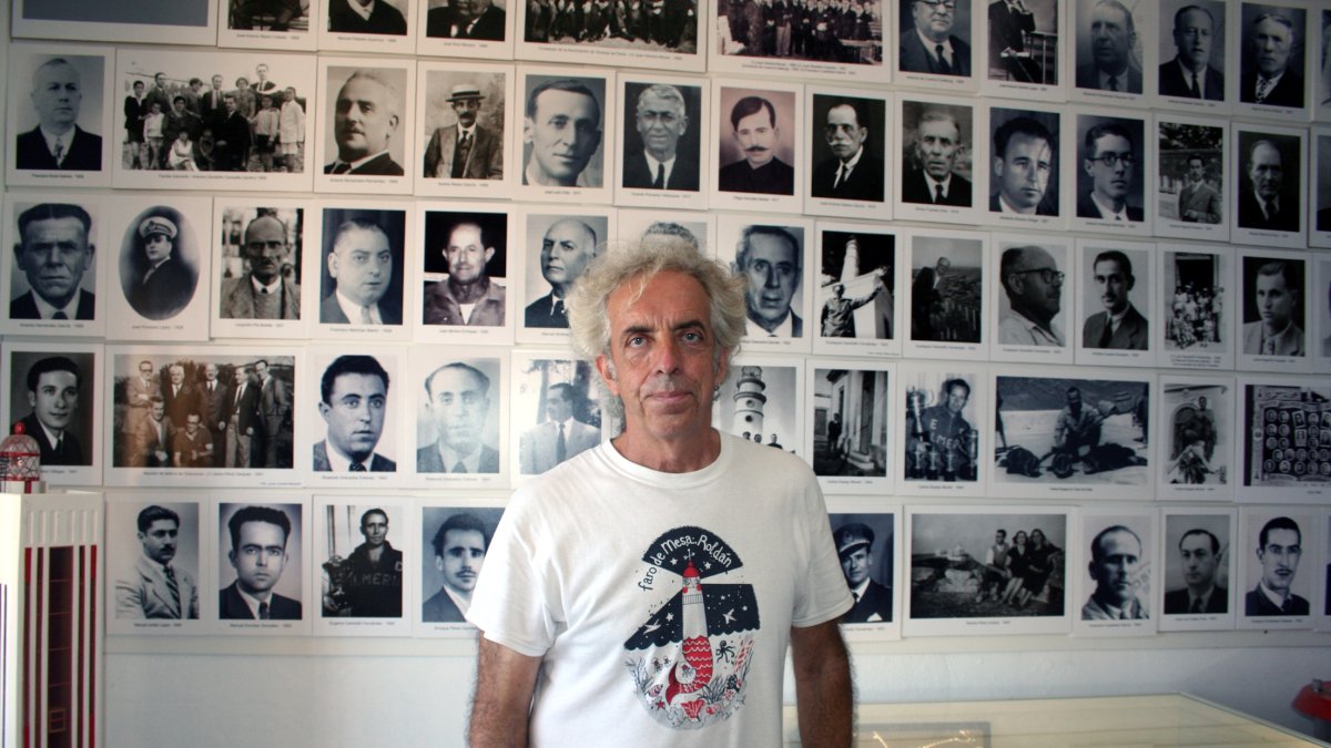 Mario Sanz Cruz se ha jubilado pero seguirá abriendo su museo dedicado a los faros en Carboneras.