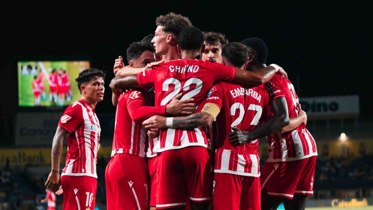 Una piña para festejar el gol de Sergio Arribas en la primera mitad del encuentro en Las Palmas.
