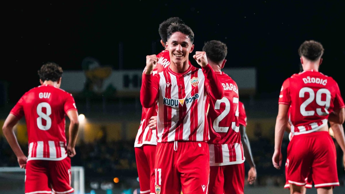 El cuarto gol de Sergio Arribas le da los tres puntos al Almería en Las Palmas.