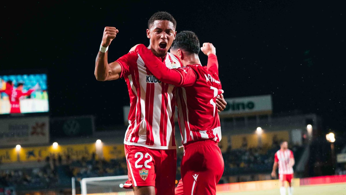 Chirino grita y celebra con Arribas el 0-1.