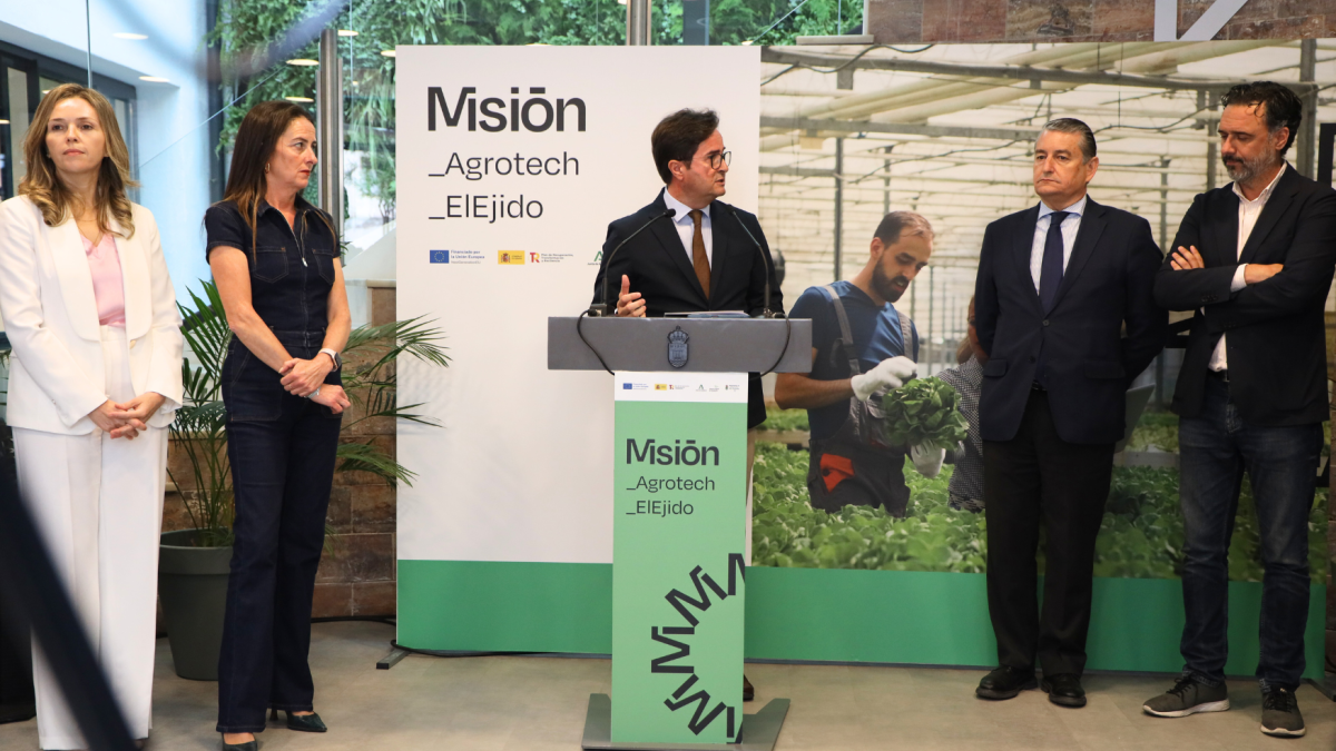 El alcalde de El Ejido, Francisco Góngora, presenta el proyecto 'Agrotech'.