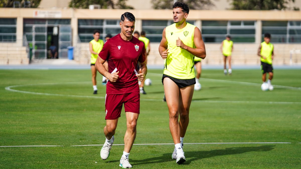 Andrés Fernández con el lateral Álex Muñoz en el Anexo del Mediterráneo.