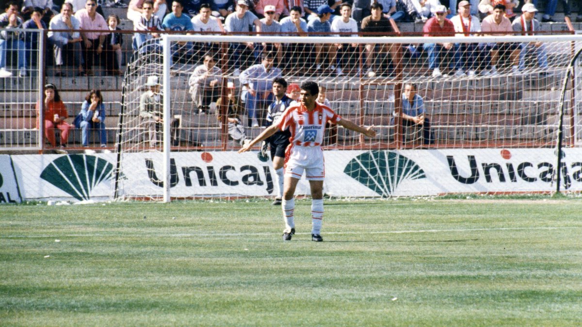 Julio sacaba el balón desde atrás con enorme calidad fabricando fútbol.