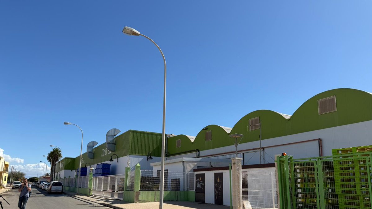 La fachada de la nave que da a la acera donde se encontró el coche dispone de cámaras de seguridad.