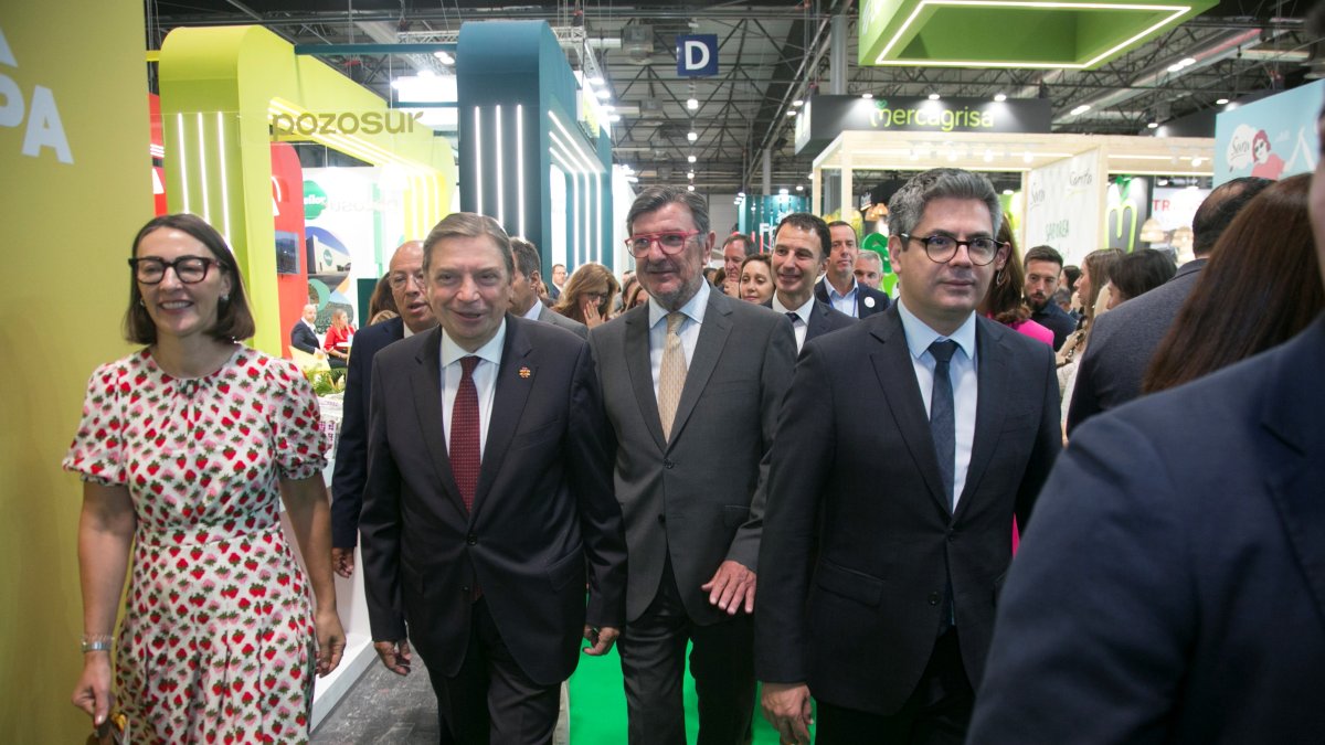 El ministro de Agricultura, Pesca y Alimentación, Luis Planas, presidió la inauguración de Fruit Attraction 2025. El ministro estuvo acompañado por el presidente de FEPEX, Cecilio Peregrín,