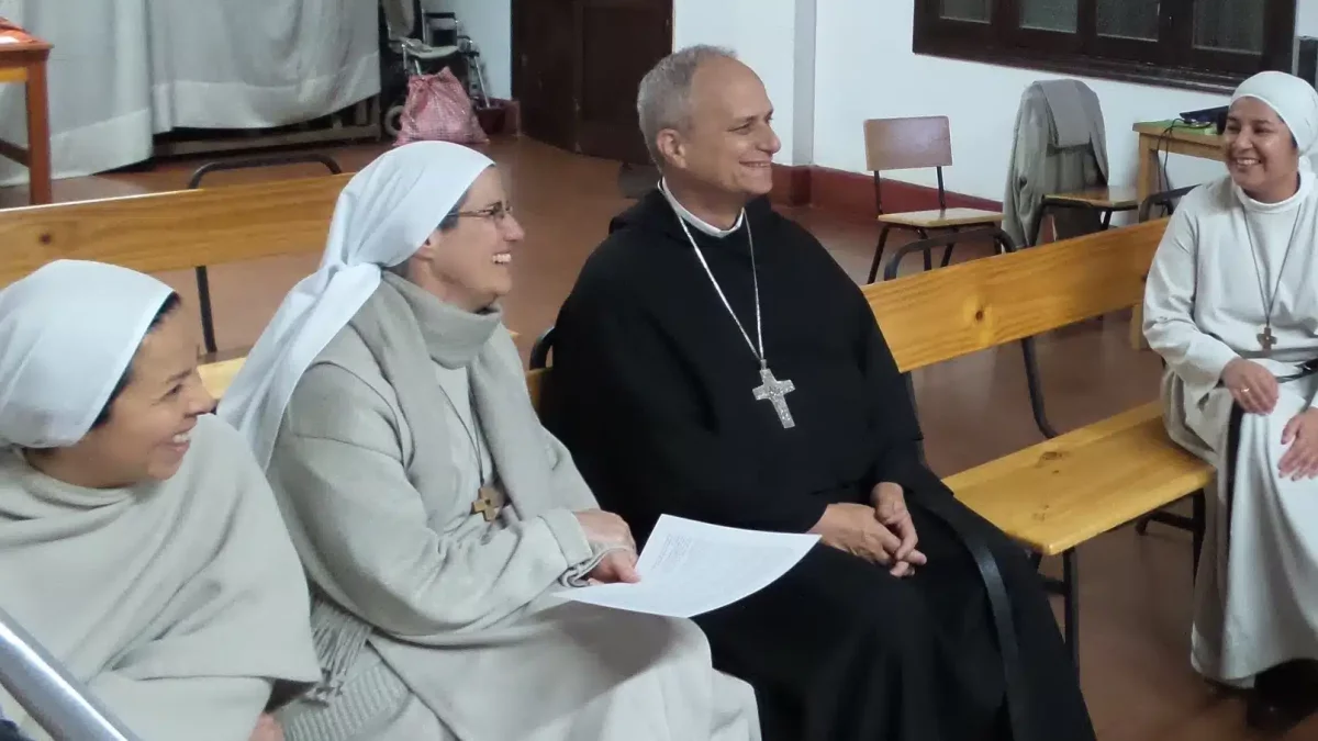 Carmen Toledano junto a Robert Prevost, futuro Papa León XIV.