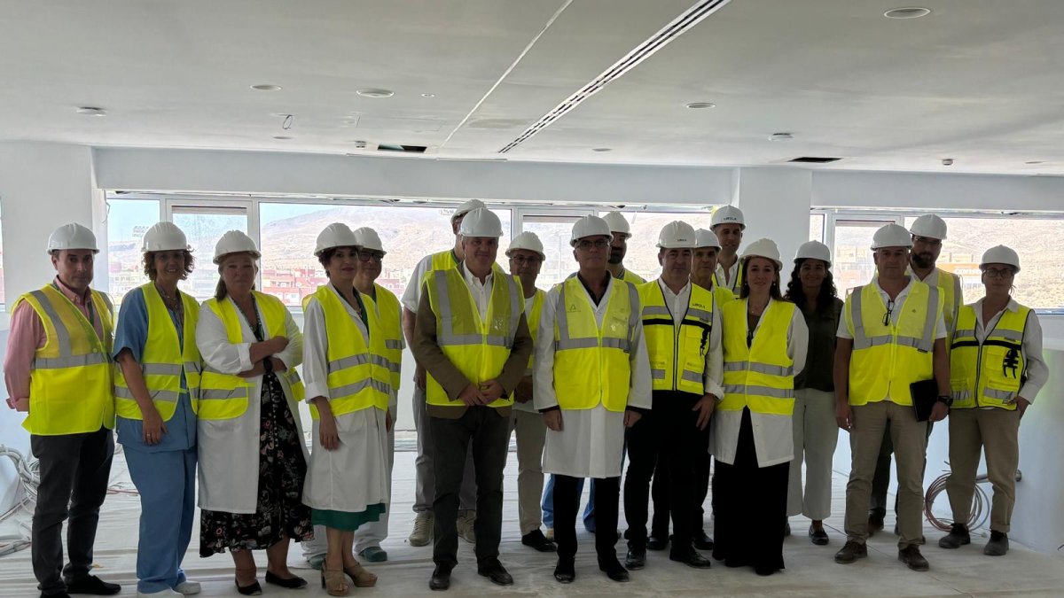 Directivos de Salud y Torrecárdenas, en el futuro centro de Consultas Externas.