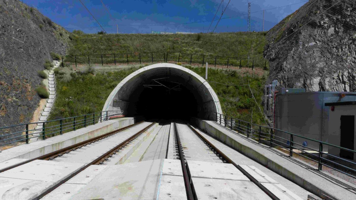 Vía montada en placa en túnel.