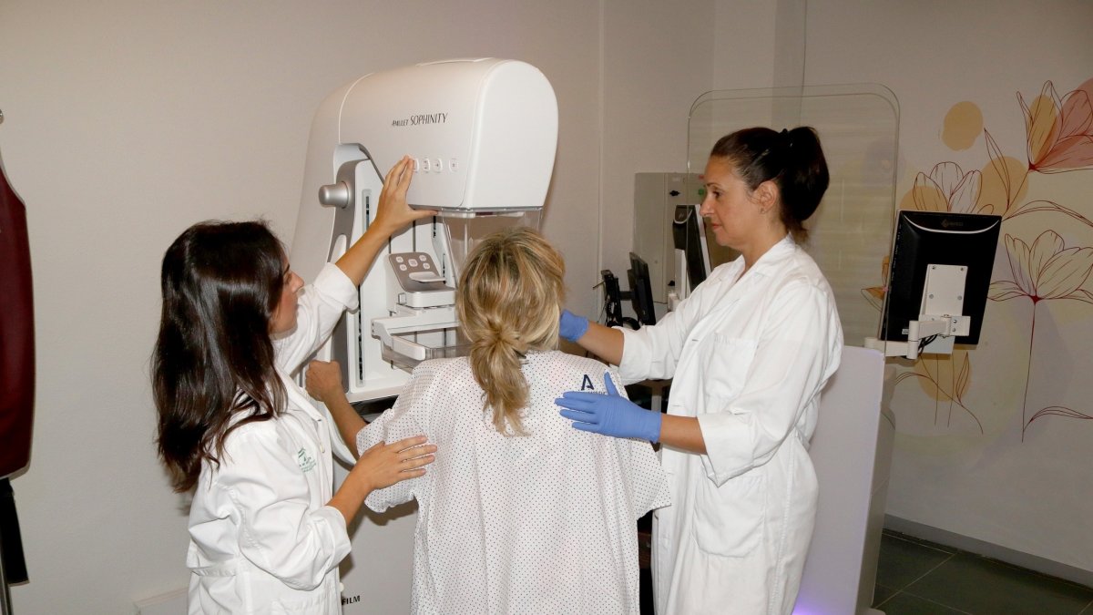 Mamografía a una paciente, imagen de archivo.

REMITIDA / HANDOUT por JUNTA DE ANDALUCÍA
Fotografía remitida a medios de comunicación exclusivamente para ilustrar la noticia a la que hace referencia la imagen, y citando la procedencia de la imagen en la firma
24/9/2025