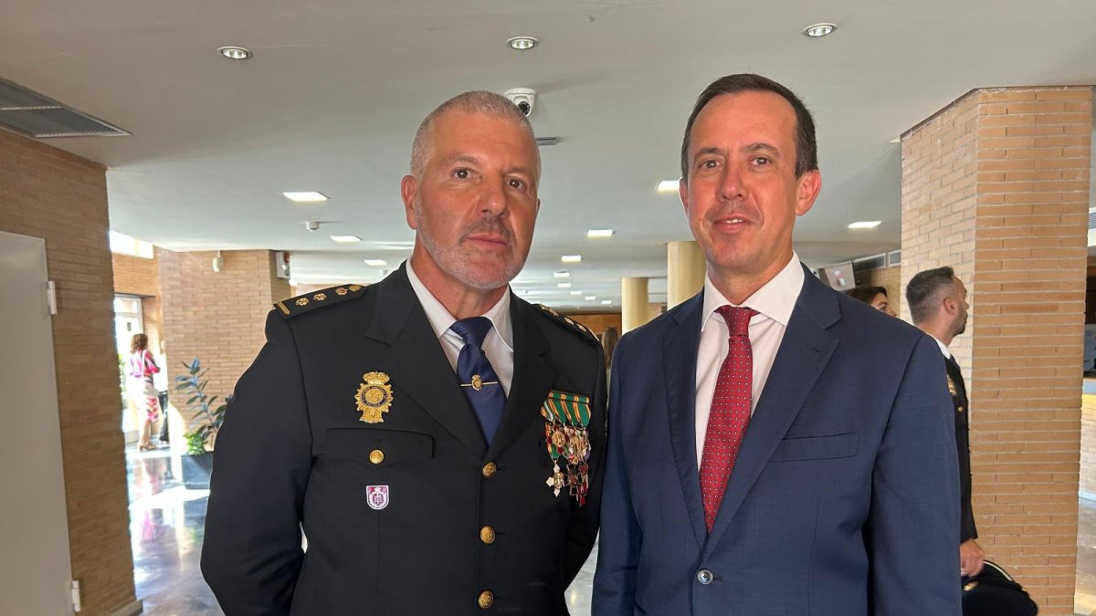 El comisario Antonio Delgado de los Reyes y José María Martín, subdelegado del Gobierno en Almería.