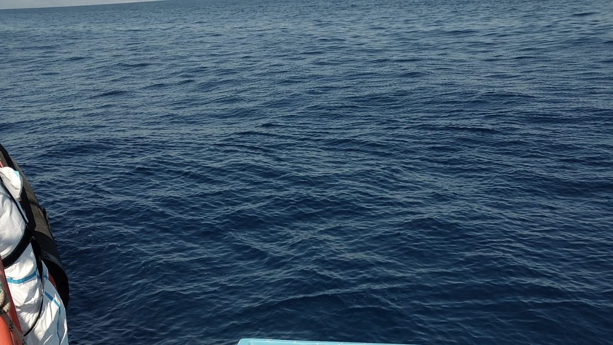 Patera en la que viajaban 12 varones de origen magrebí, algunos rescatados del agua, frente a la costa de Garrucha (Almería).