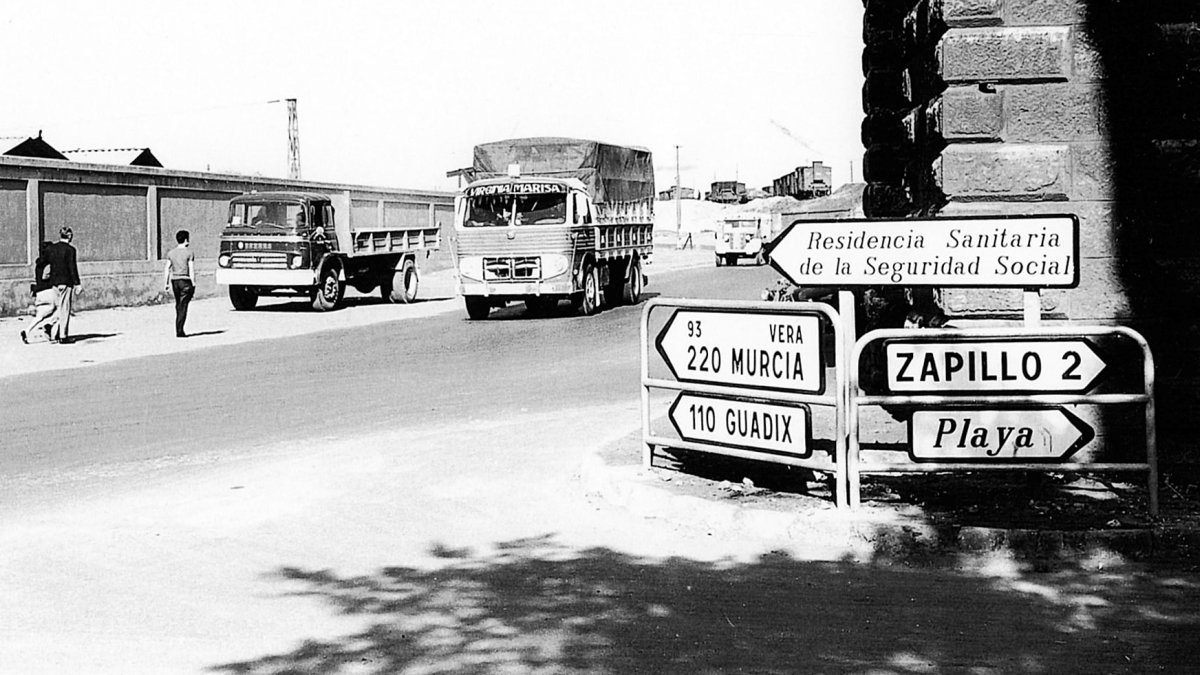 En 1965, en el cruce de la Carretera de Ronda con la de Cabo de Gata se colocaron varias señales para orientar a los conductores.