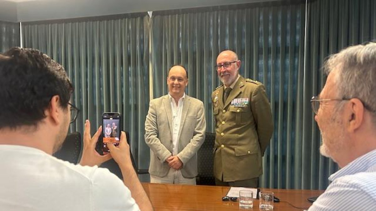 Rafael Quirosa-Cheyrouze y Muñoz, junto al teniente general Miguel Ballenilla.