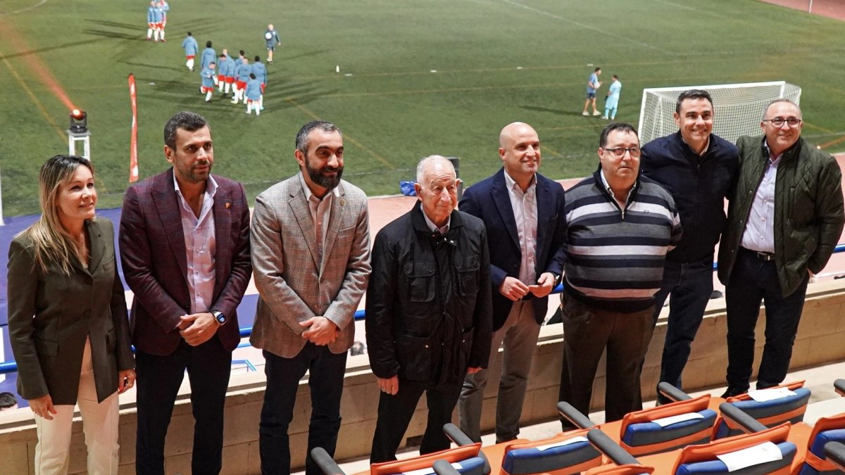Foto de familia de la primera edición del torneo en el palco del Estadio Municipal Antonio Peroles.