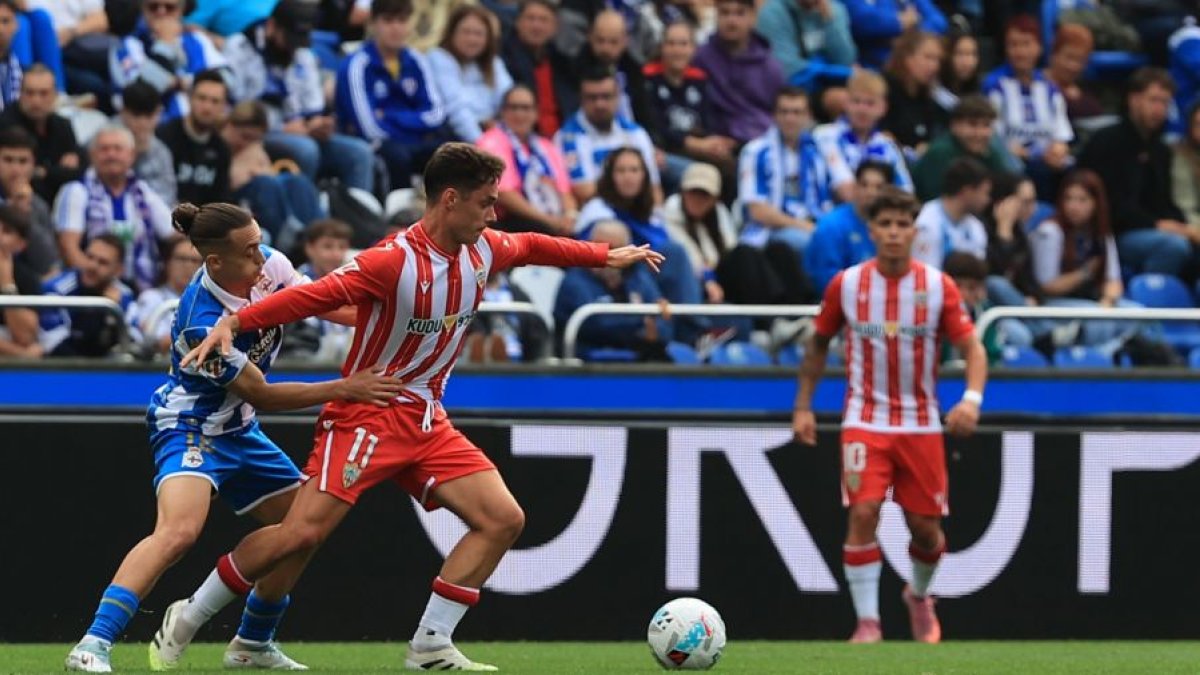 La calidad llevaba al Almería a plantarse con la pelota en el área del Depor, sin pegada.
