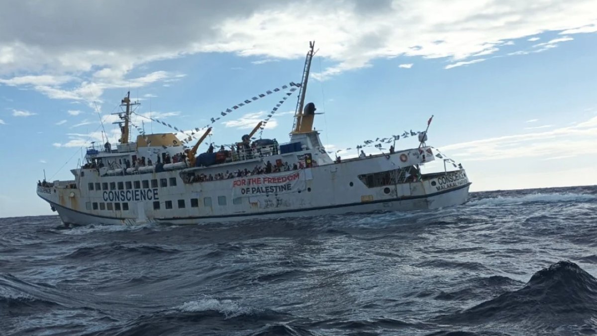 Uzma Usmali se encuentra navegando las aguas territoriales egipcias en el Leïla Khaled.