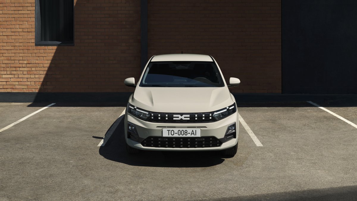 Una nueva y exclusiva firma luminosa Dacia en la parte delantera y trasera, nuevas llantas y nuevos embellecedores.