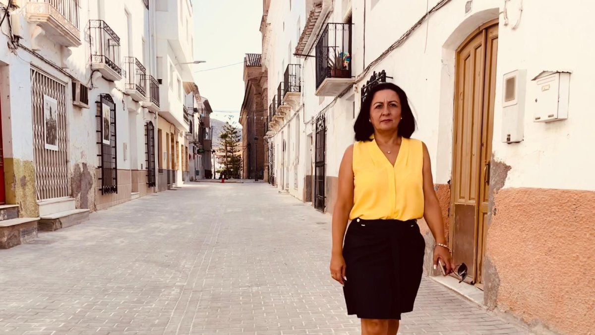 La alcaldesa de Cantoria, Puri Sánchez, en una de las calles adoquinadas del Corredor Peatonal.