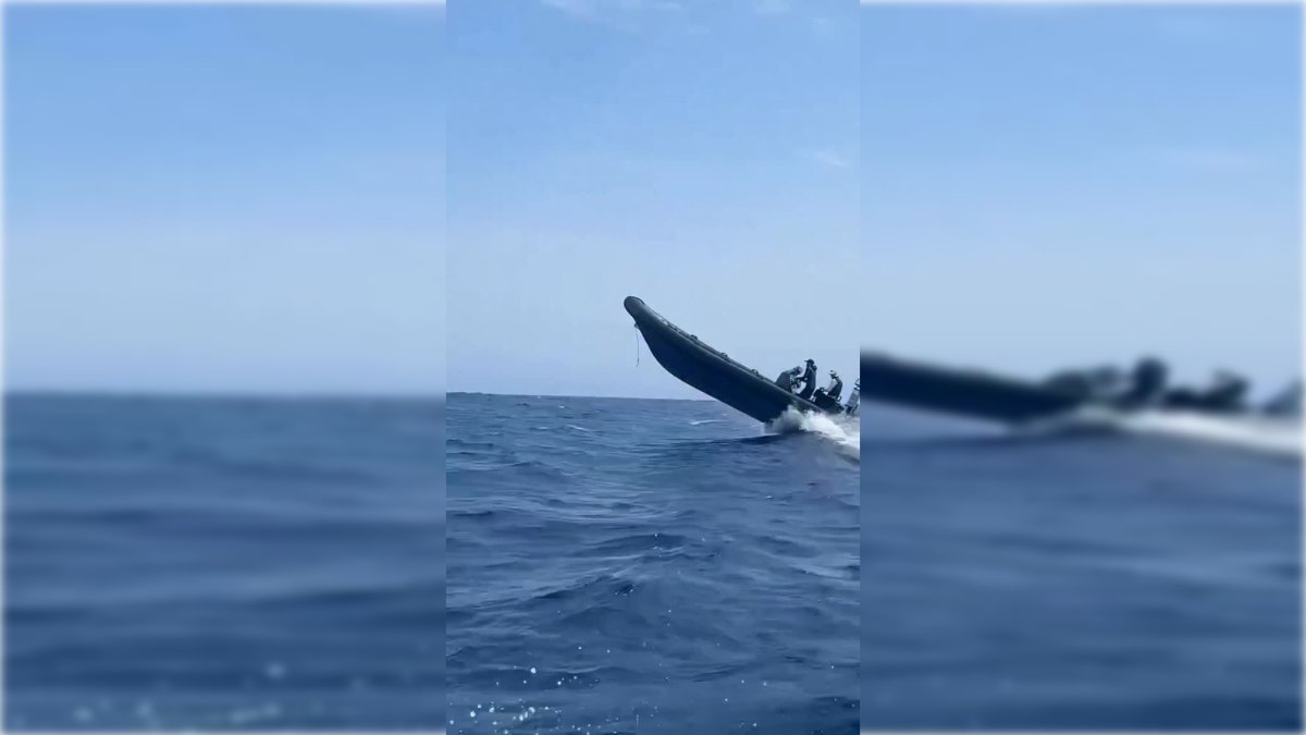 Imagen de una narcolancha volando frente a la Cala San Pedro.