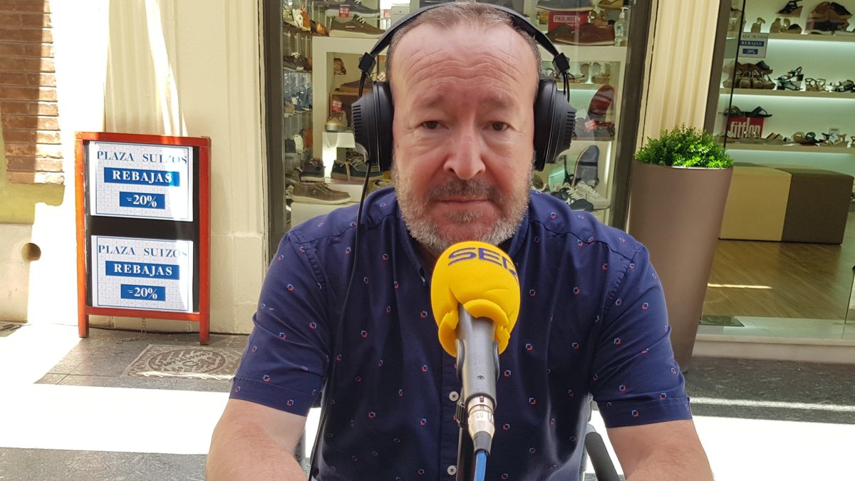 Joaquín Américo con el micrófono de la Cadena SER que siempre ha sido su casa.
