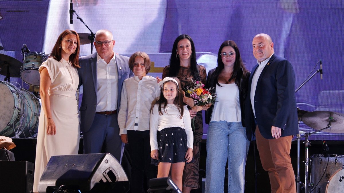 El pregonero junto a su familia y la alcaldesa de Albox.