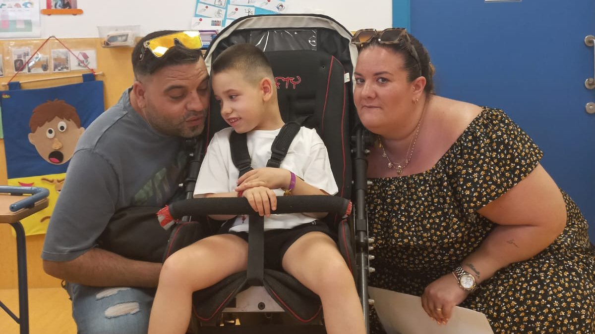 El pequeño Izan de 8 años junto a sus padres.