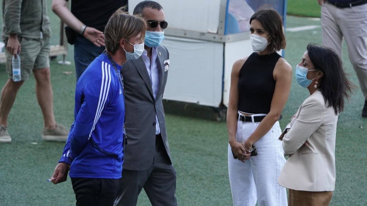 Lydia Oliva, traductora de la UD Almería, con Guti y Mohamed El Assy.