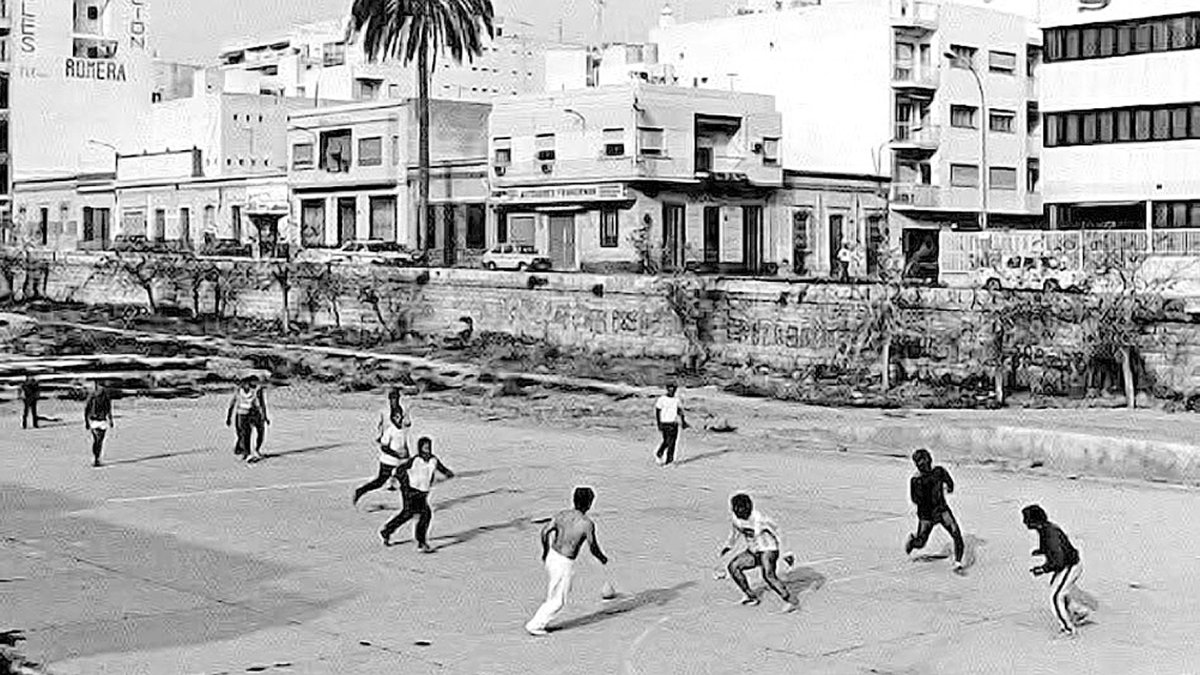Pistas de cemento de la Rambla, propiedad de los primeros que llegaran con una pelota debajo del brazo.