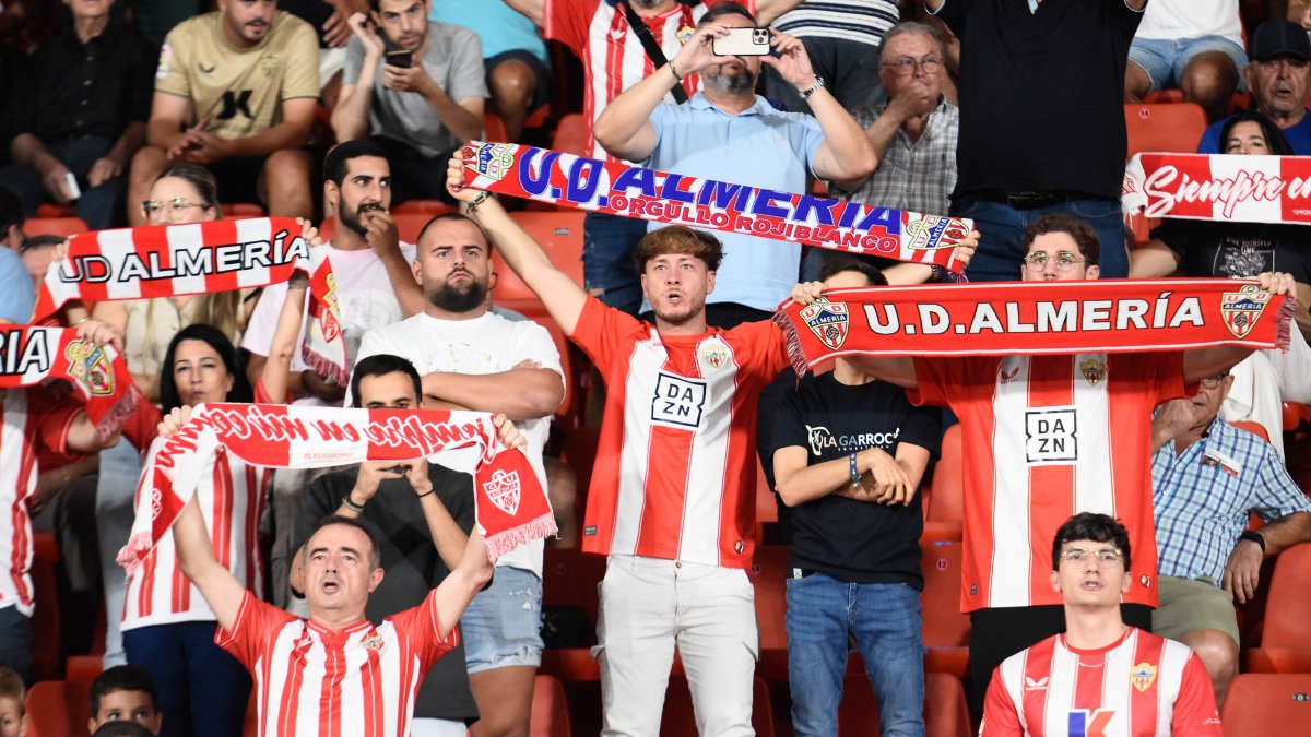 Los seguidores del Almería han mostrado su fidelidad y llenan poco a poco el Mediterráneo.
