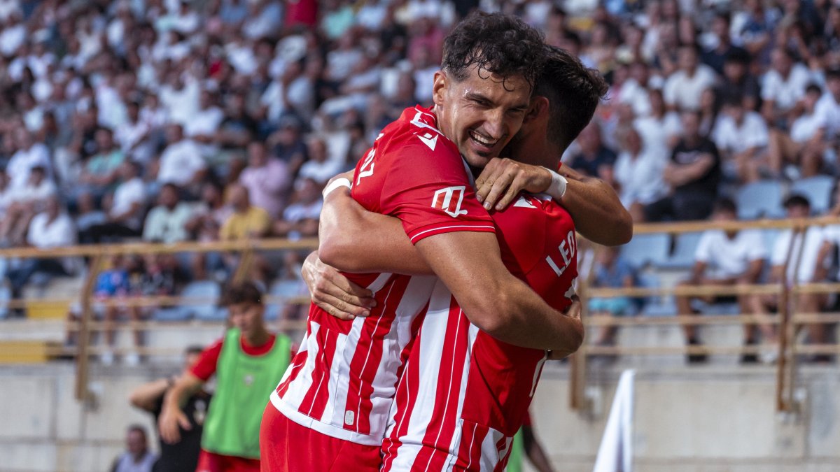 Álex Muñoz se abraza a Leo Baptistao tras el 0-1 en el Reino de León.
