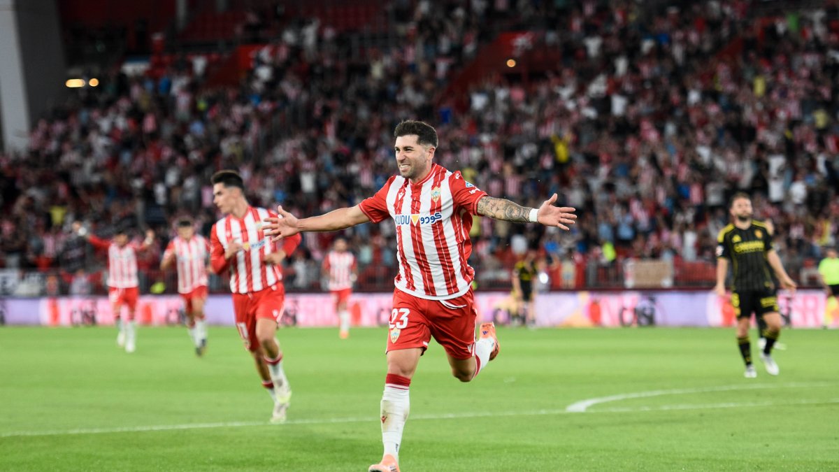 El ‘23’ del Almería celebra su gol al Zaragoza en el Estadio Mediterráneo.