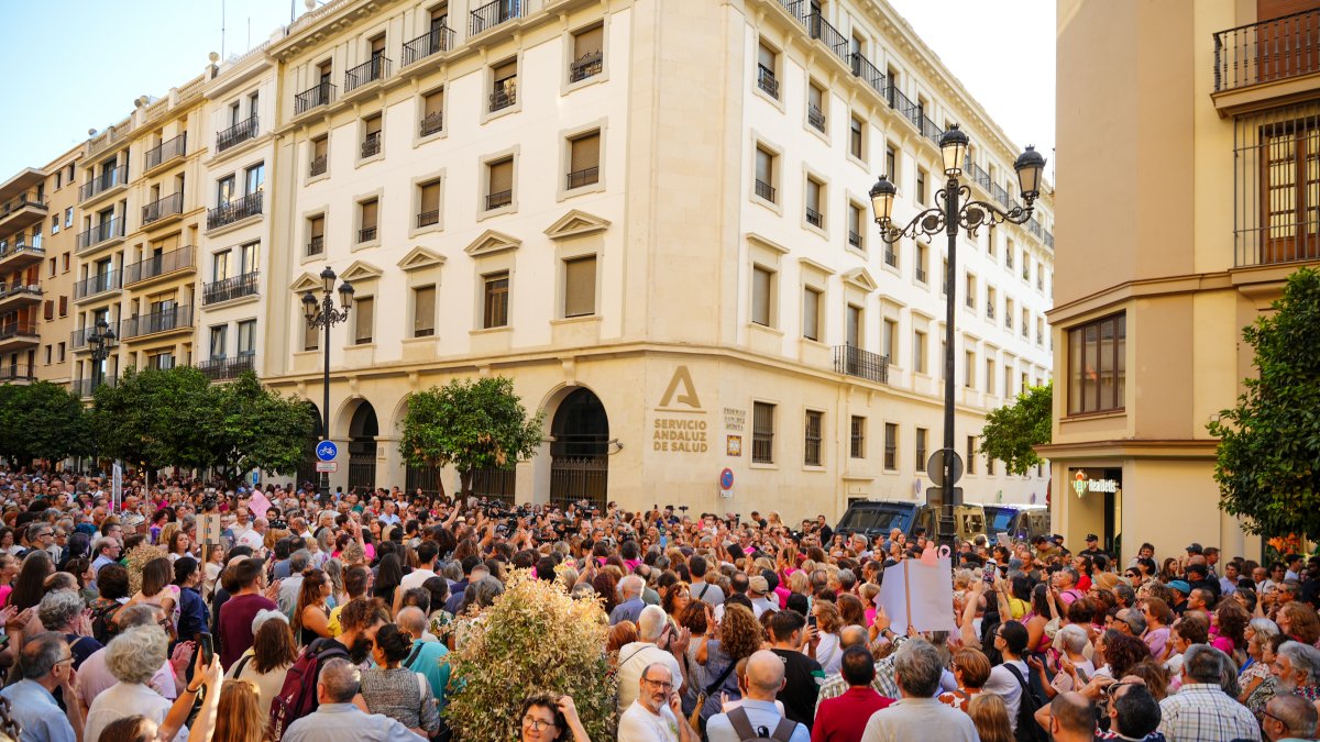 Concentración a las puertas de la sede del SAS en Sevilla.