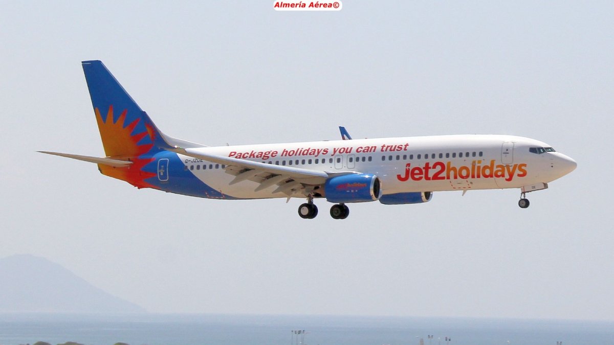 Boeing 737 de Jet2 aterrizando en el Aeropuerto de Almería con el Cabo de Gata de fondo.