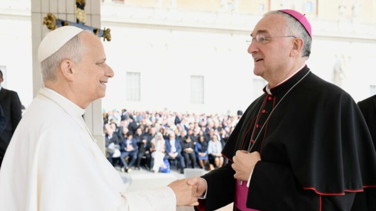 León XIV saluda al obispo de Almería, Antonio Gómez Cantero.