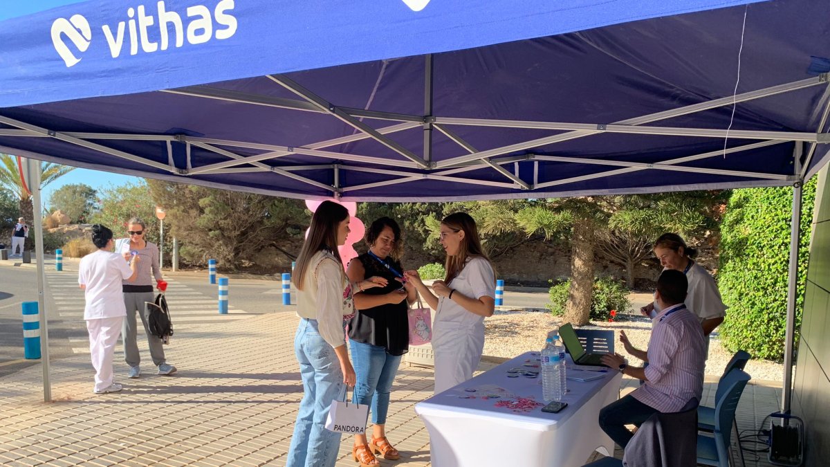 La carpa del Día Mundial Contra el Cáncer del Hospital Vithas Almería el año pasado.