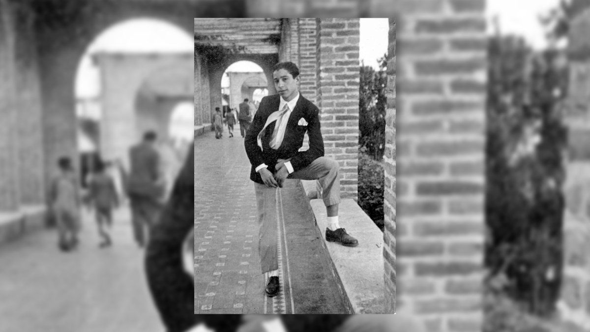 El joven hostelero almeriense Francisco Figueredo con su ropa de domingo debajo de las pérgolas del parque. Años 50.