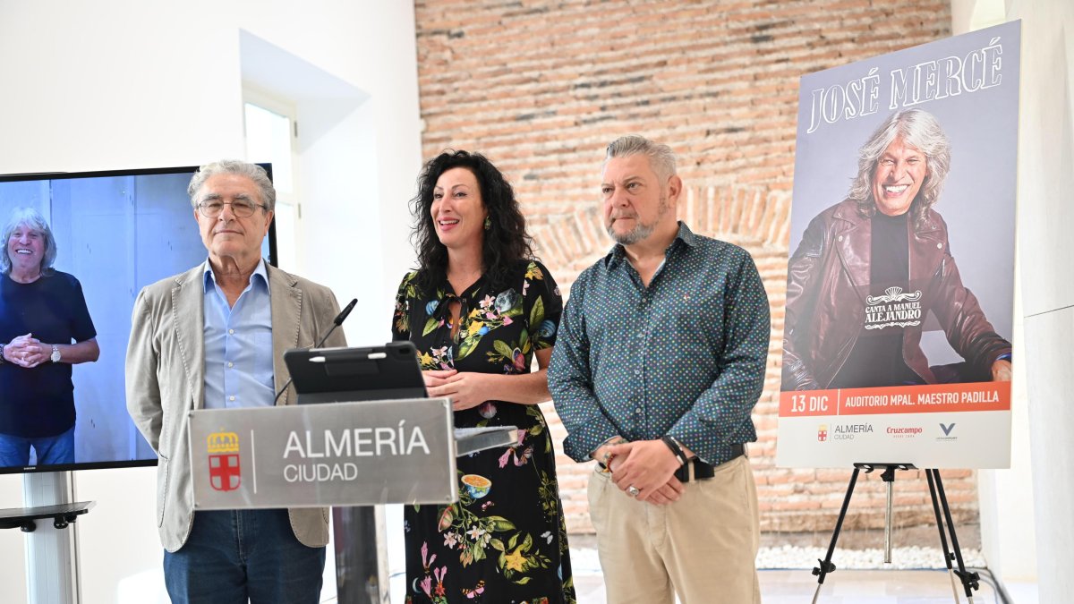 El presidente de la Peña El Taranto, Rafael Morales, la alcaldesa de Almería, María del Mar Vázquez, y el concejal de Cultura, Diego Cruz.