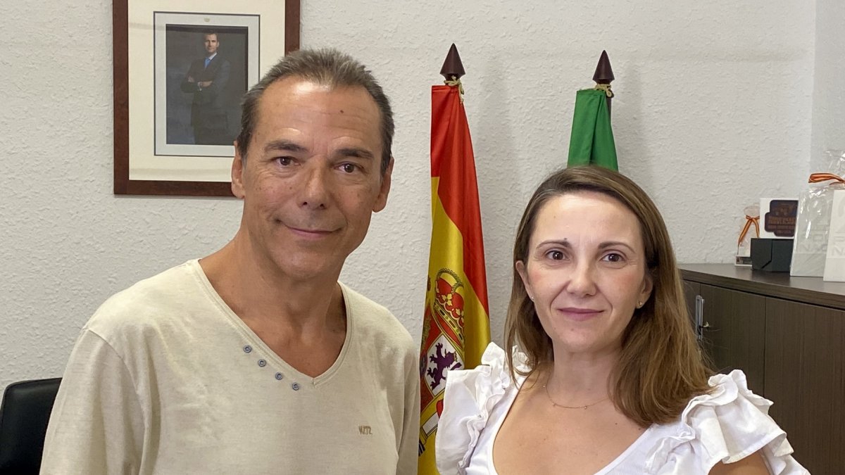 Mari Carmen Pérez Sánchez, directora del centro asociado de la Universidad a Distancia en Almería, junto al autor de esta entrevista.