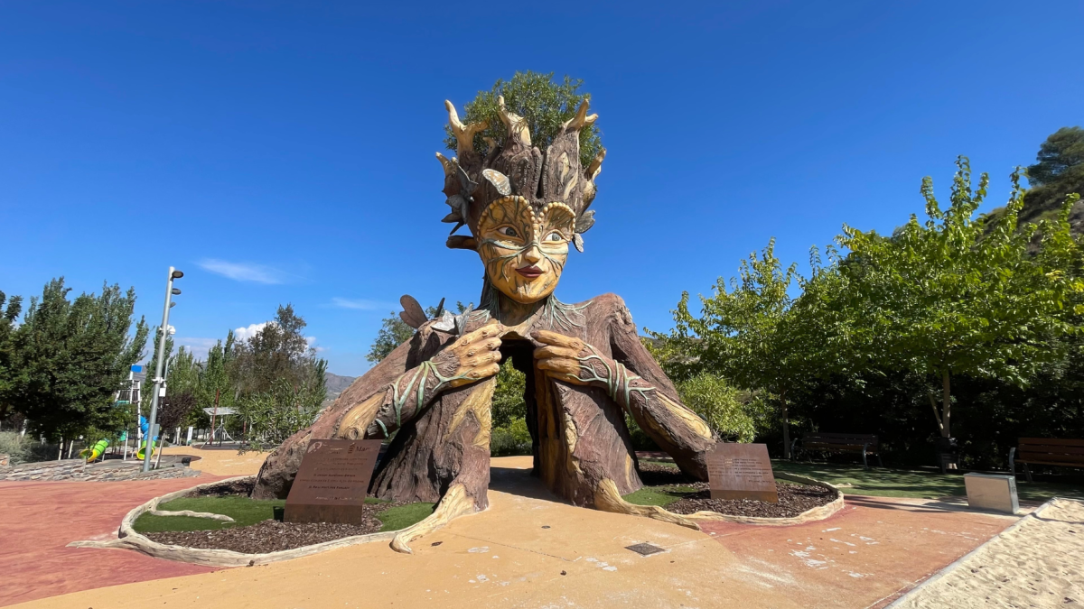 La espectacular escultura de la Pachamama que preside el Parque de las Familias de Macael.