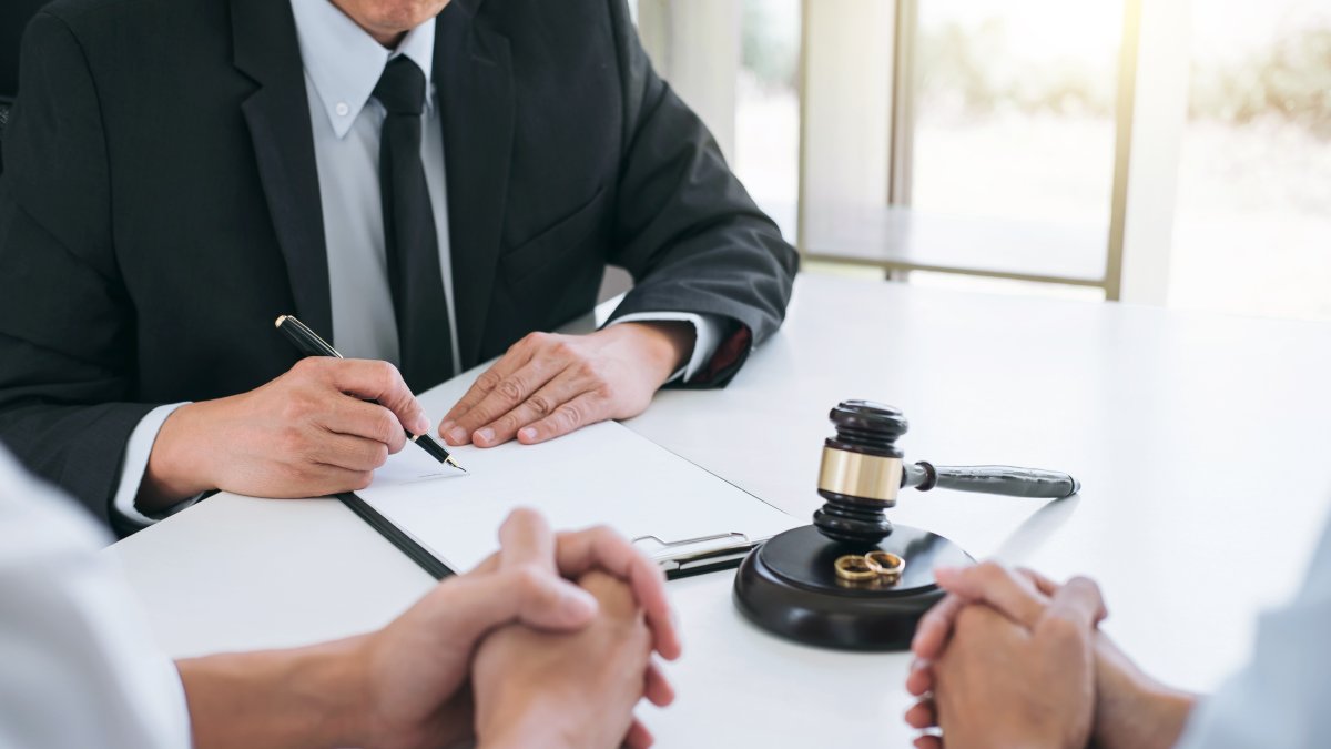 Acuerdo elaborado por un abogado al firmar el decreto de divorcio.