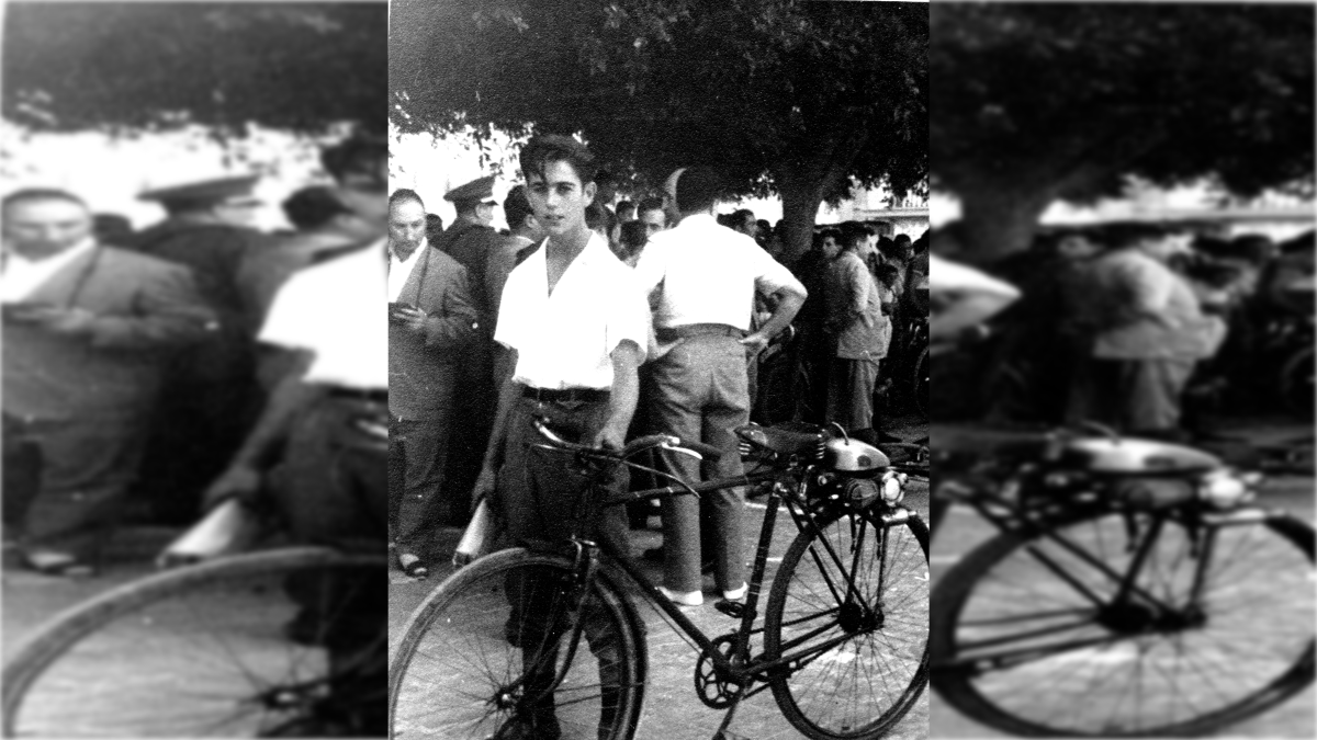 Félix Expósito, con su bici de motor Ratón en la carrera de la Feria de 1952 en el Paseo.