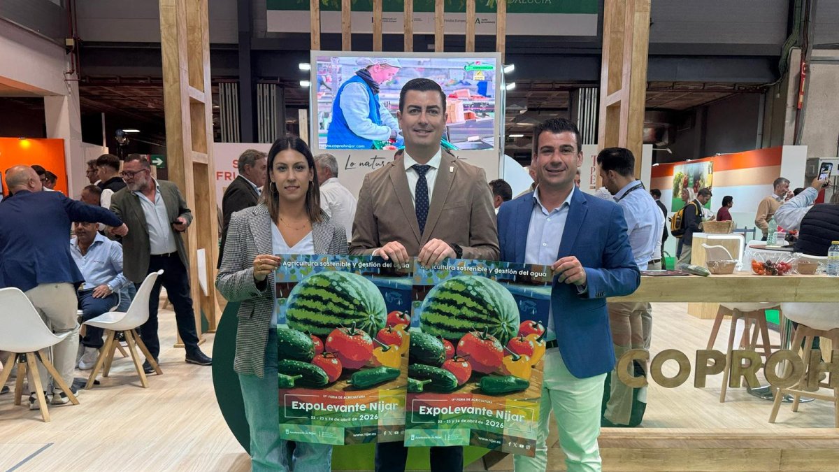 El alcalde de Níjar, José Francisco Garrido, junto con el concejal de Agricultura, Jesús Guerrero, y a Cristina Fornieles de la Asociación Expositora de Campohermoso, ha presentado el nuevo cartel.