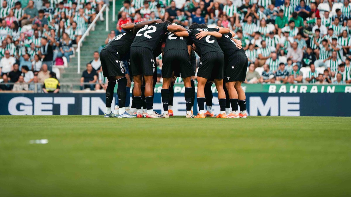 El Almería, haciendo la piña en el Nuevo Arcángel.
