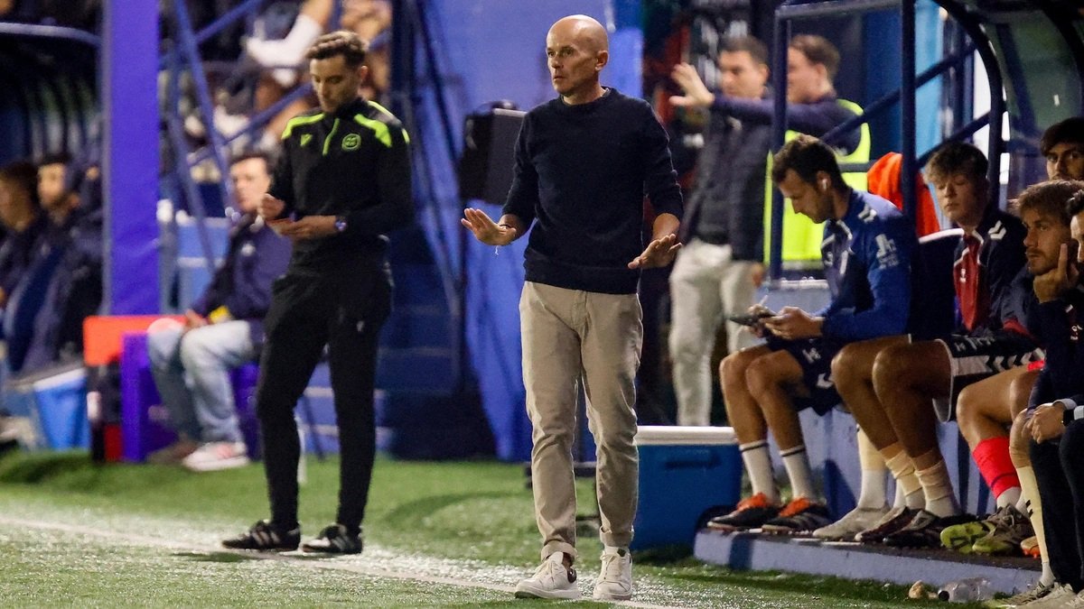 Javi Cabello no ha podido completar su obra en el CD Eldense.